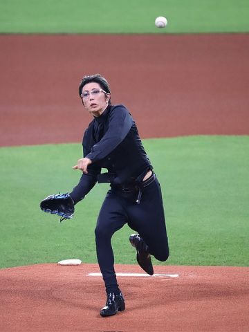 【画像】Gacktさんの始球式何度見ても面白い????