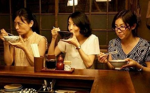 韓国人「韓国人はスプーンで上品に食べるのに、日本人はお椀を口に付けて箸で掻き込んで食べる理由が明らかに‥」　韓国の反応