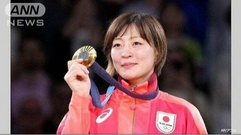 角田夏実が日本の夏季五輪500個目メダルを獲得!金メダルを手にする