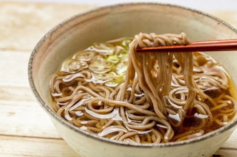 上司「おごりや、好きなもん食え」先輩A「かけ蕎麦」先輩B「自分も」新卒ワイ「特上天そばと親子丼」