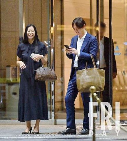 元実業家との離婚を公表したばかり…三浦瑠麗氏「維新の会ホープと二人で高級鮨を堪能」親密な現場写真