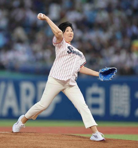 東京都の小池百合子知事、プロ野球の始球式で膝を剥離骨折　全治2カ月でテレワークへ