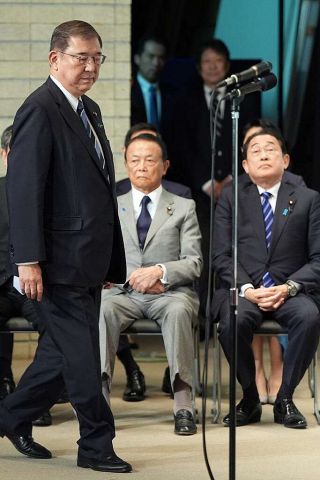 「ひどい態度」「大人げない」麻生太郎　“犬猿の仲”石破茂の“勝利宣言”後の「あからさまな対応」に批判続出