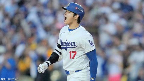 大谷翔平 PS開幕戦でいきなり同点3ラン!バット放り投げ雄叫び、初回3失点の由伸を援護、本拠地は大熱狂