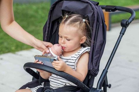 スマホ育児は「親として失格」なのか…幼いわが子にスマホを渡してしまう子育て親の苦しみ