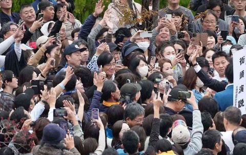 異例の兵庫知事選クライマックス　最終盤まで大激戦、熱をあげて訴える候補者を群集も凝視