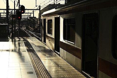 【マヂかよ】電車でこれをやる男性→ガチで女性から嫌がられるらしい・・・