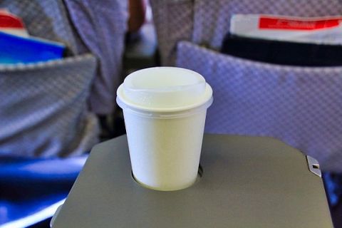 【悲報】飛行機(国内線)の飲み物サービス、不要すぎる・・・・・・・・・