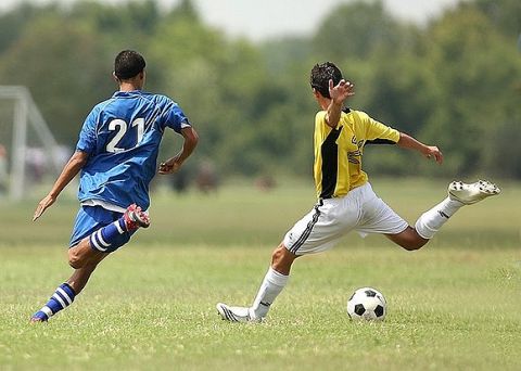 【朗報】キングカズこと三浦知良さん、全国の小学校に11000個のサッカーボールをプレゼントwwwwwwwwww