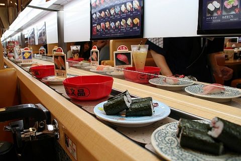 【悲報】回転寿司の外国人客「食べ終わった皿とゴミもレーンで持ってってもらおう」 →大炎上・・・