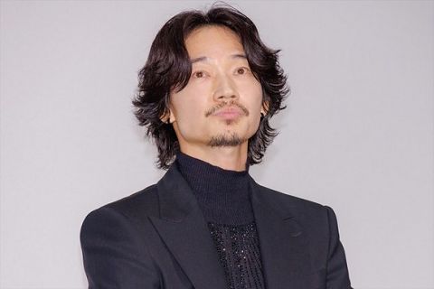 【悲報】綾野剛さん、なぜか1人だけ汗が止まらなくなってしまう・・・・・・・・・・