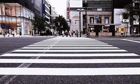 【悲報】 日本さん、貧しくなり過ぎて「横断歩道の白線」がコストになり90cm間隔になる????