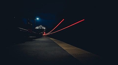 【北海道】最終列車の乗客がホームに…電気が消えるなか一晩過ごす　駅員が改札口への扉施錠　翌朝発見され改札口から出ていく…北広島駅