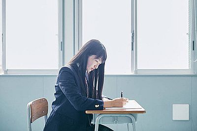 【画像】村に1つしかない美容室で髪を切る女子高生、かわいいwww