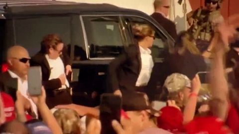 【動画】トランプ狙撃後の女SPさん、車の前でウロウロして無能認定されてしまう