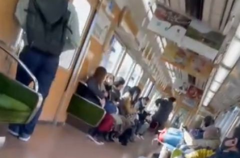 【動画】電車に無限にキック攻撃をする男が現れ、女性が次々に逃げ出す