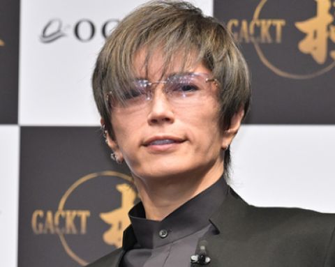 【動画】絶対にユニフォームを着ないという意思を感じるGACKTの始球式wwww