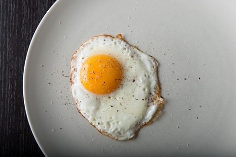 卵アレルギーの小学生、給食の「かきたま汁のお椀」がひじに触れ救急搬送