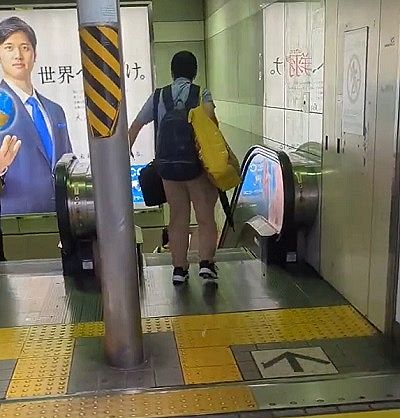 【動画】エスカレーター歩くの絶対許さないおじさん、駅を恐怖に陥れる