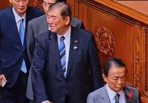 【動画】石破茂総理、麻生太郎の後ろに並ぶのが嫌すぎて謎のジェスチャーを発動www