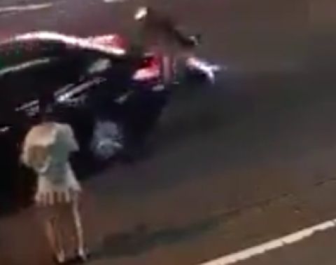 【動画】女さん「ヘイタクシー!」　タクシー「お、客やん!停まるやで」　電動キックボード「おわわ～!」ドン