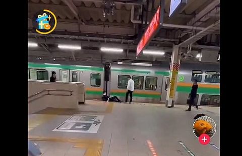 【動画】陽キャさん、東京駅で肩がぶつかっただけで相手をボコボコにしてしまう