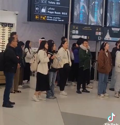 【動画】中国人さん、飛行機の遅延にブチギレ→空港で即席デモした結果wwww