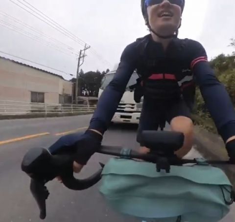 【動画】トラックの運ちゃん、とんでもない技巧運転を披露してしまう