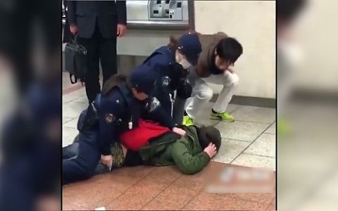 【動画】婦警さんに取り押さえられた男さん、「お母さーん!」を連呼