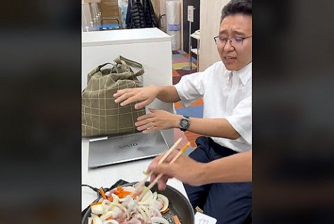 【動画】フジテレビスタッフさん、上垣アナのデスクの上で焼きそばを作ってしまう