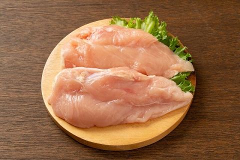 小学校の栄養職員、鶏モモ肉を使うところをムネ肉にするなどし800万円横領