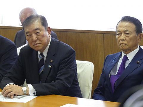 【画像】麻生太郎最高顧問、石破との記念撮影に加わらないwwwww