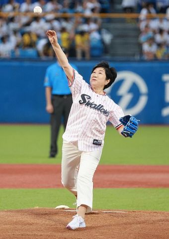 【悲報】小池百合子(72)、始球式で骨折